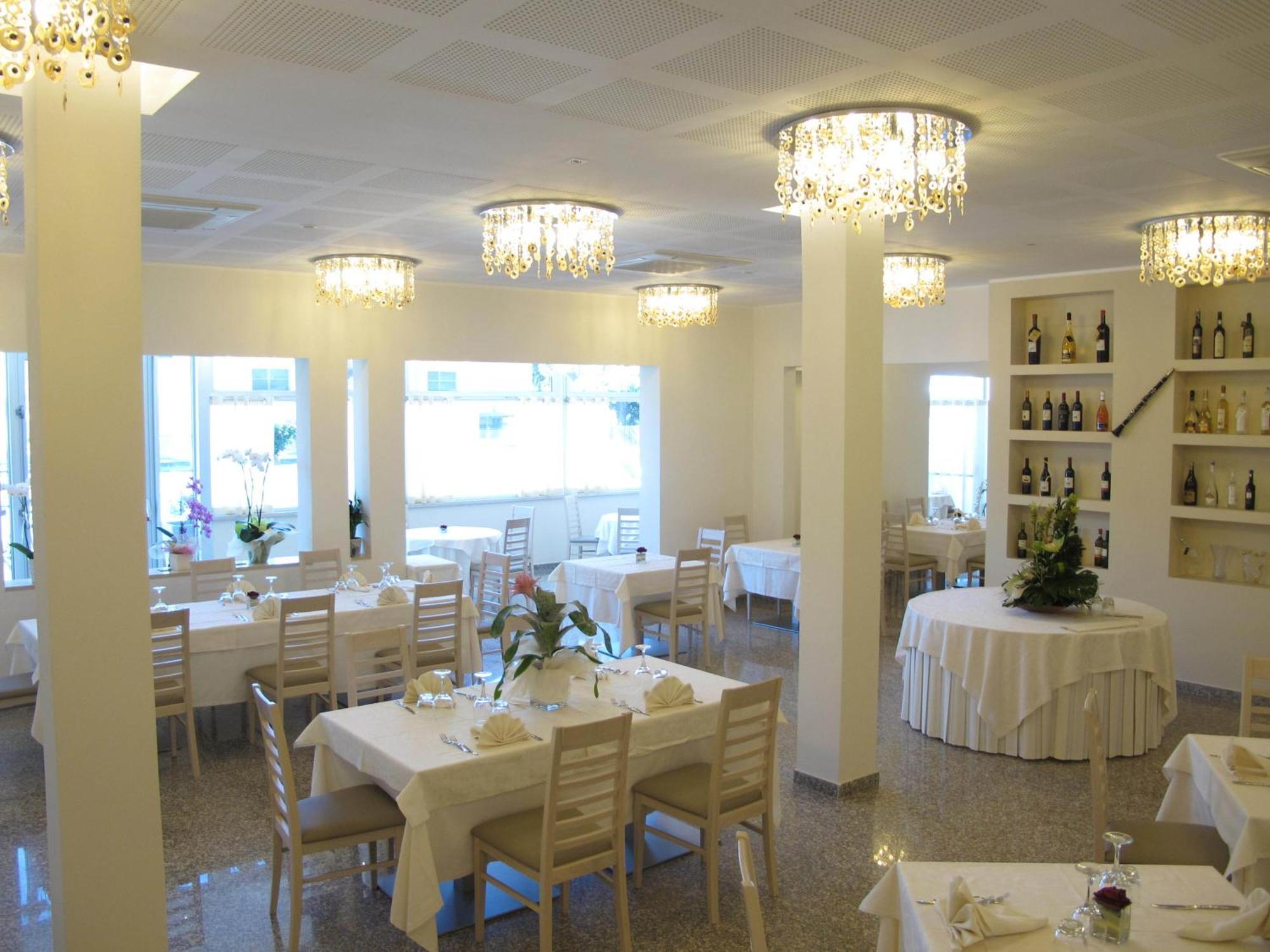 Hotel Ristorante Cesare Savignano sul Rubicone Exterior photo